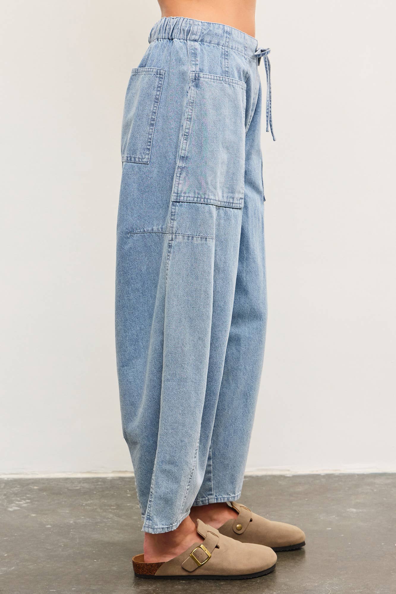 TIED FRONT SIDE SEAM DETAIL BANDED BACK DENIM BALLOON PANTS: LT.DENIM