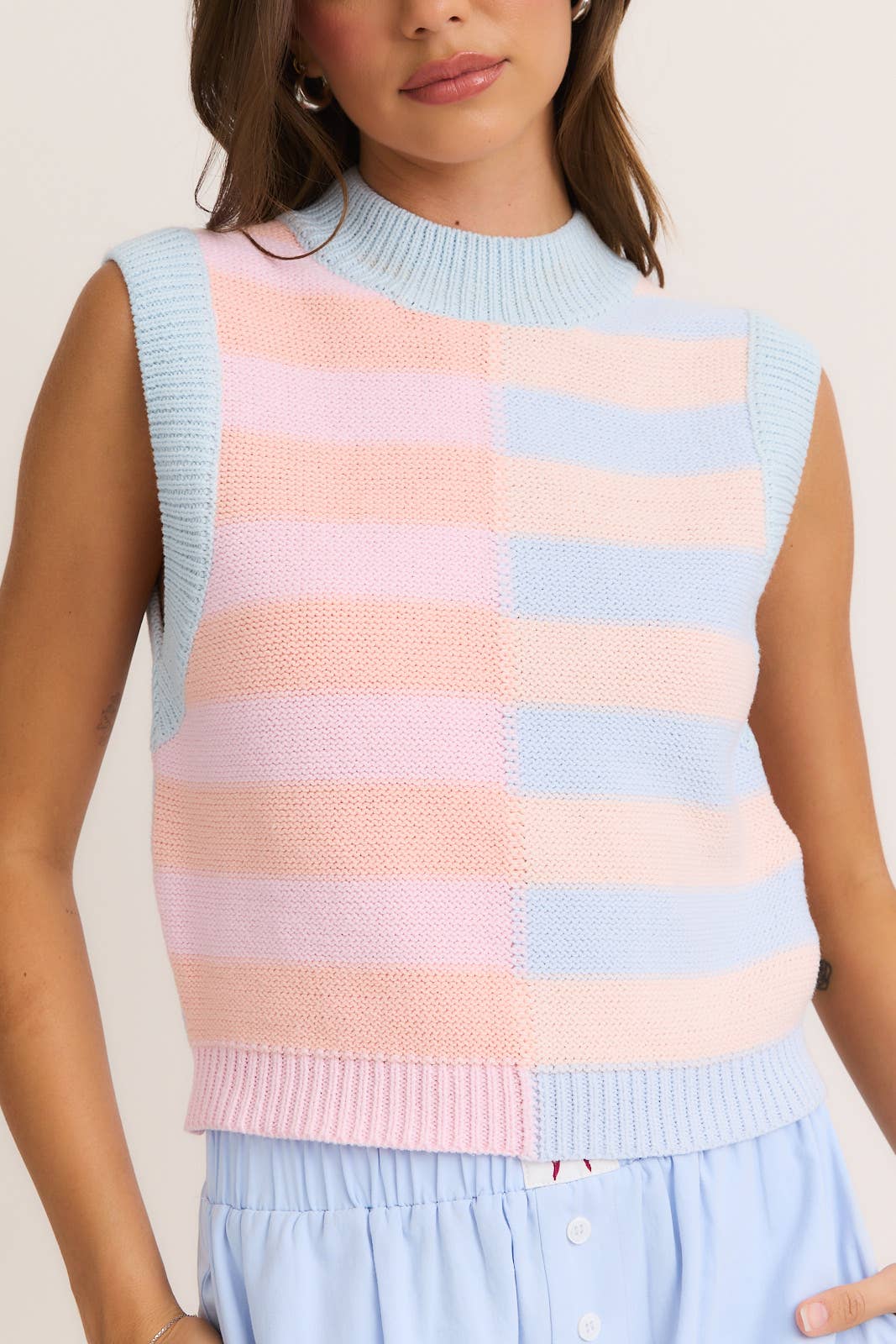 SLEEVELESS MOCK NECK COLOR BLOCK SWEATER