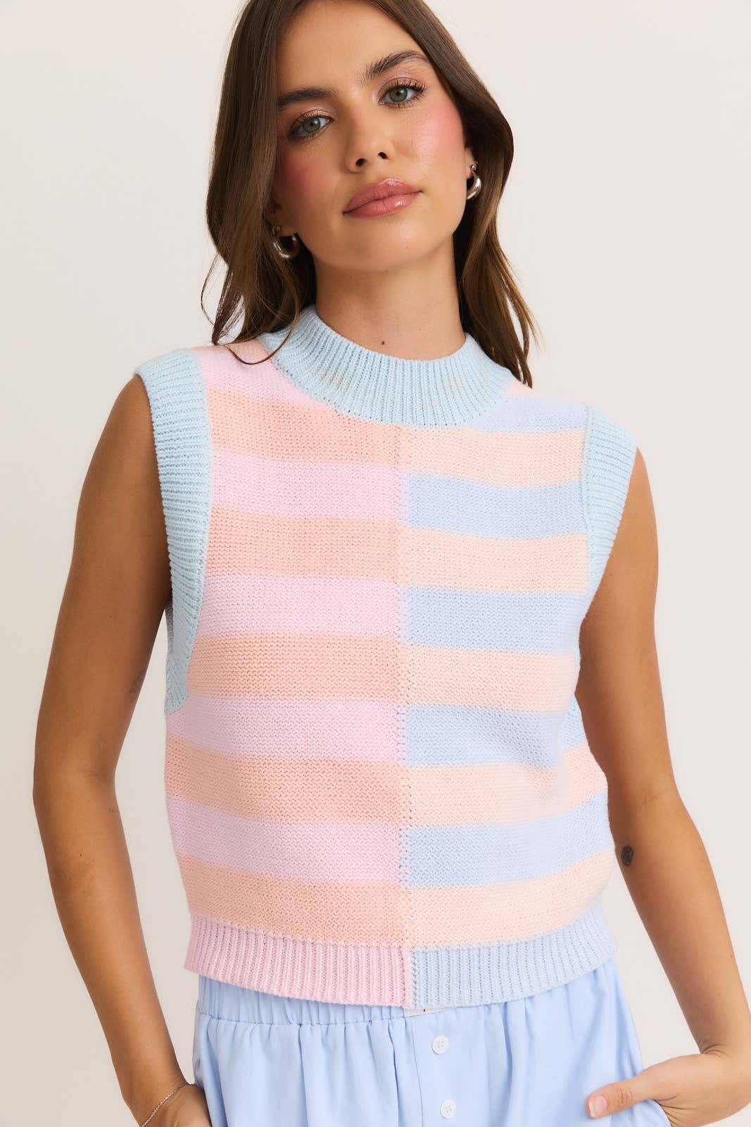 SLEEVELESS MOCK NECK COLOR BLOCK SWEATER