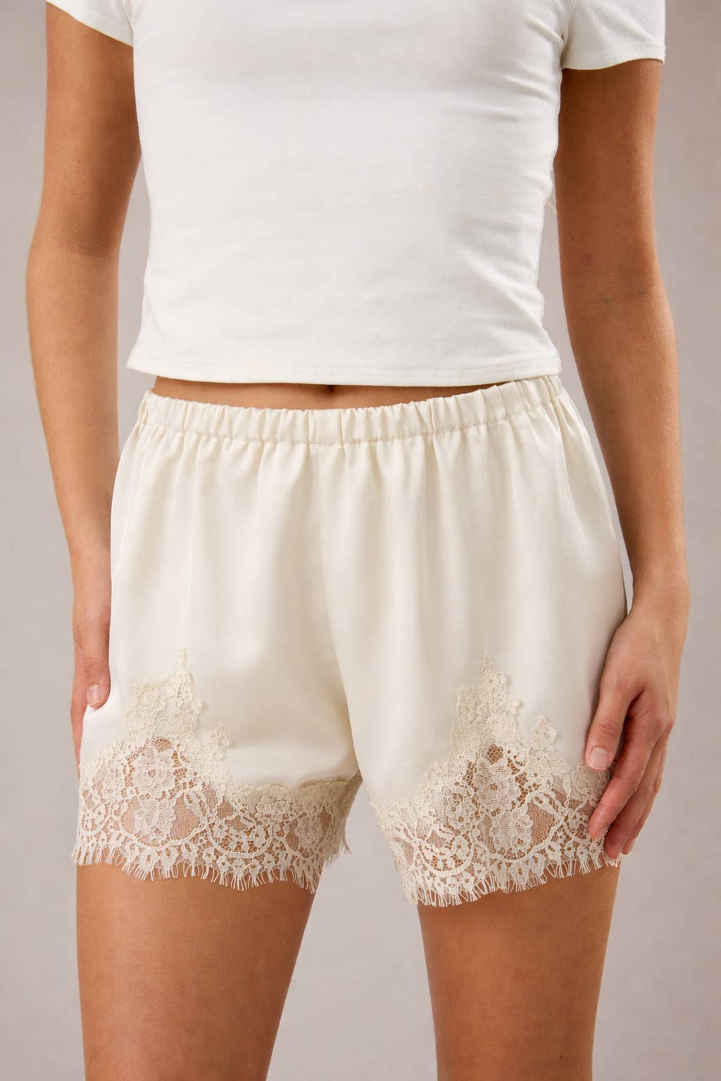 Elastic Waist Mid Rise Lace Shorts