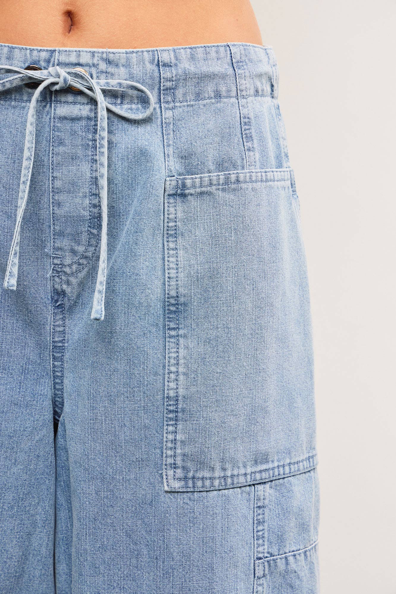 TIED FRONT SIDE SEAM DETAIL BANDED BACK DENIM BALLOON PANTS: LT.DENIM